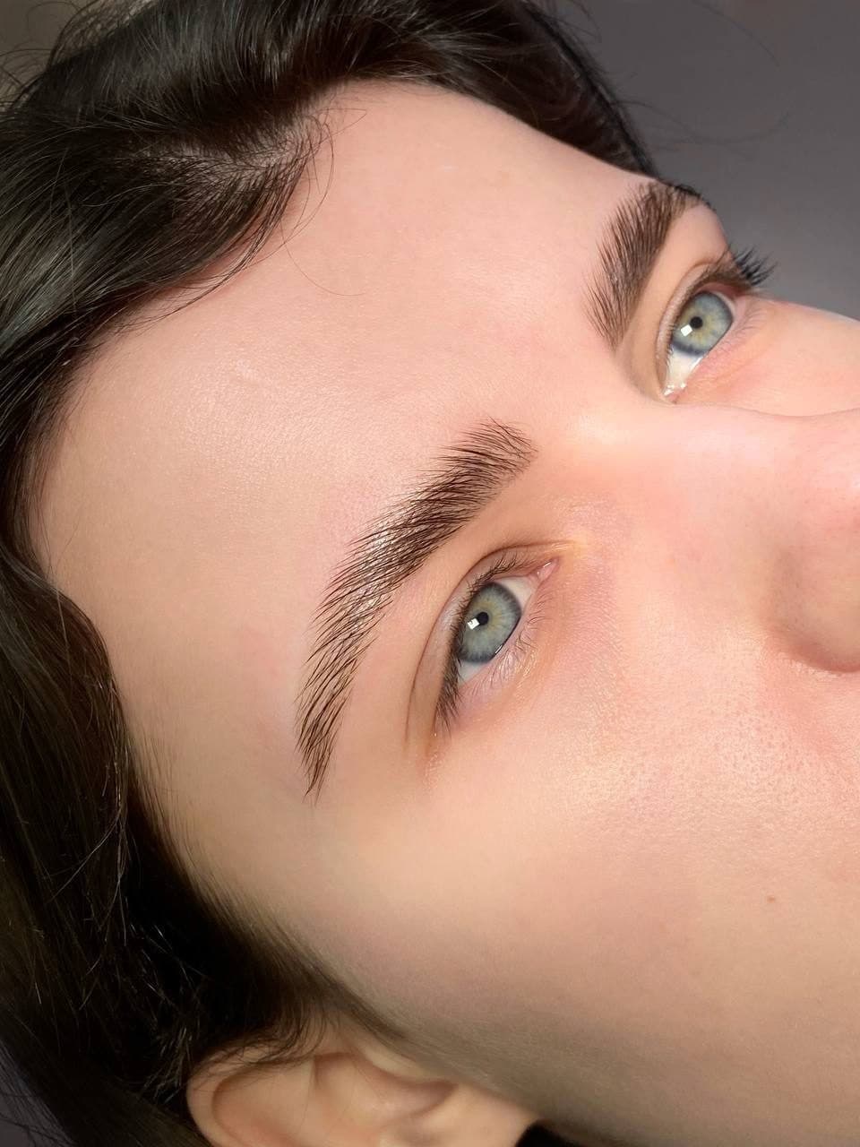 Скільки тримається корекція брів і як продовжити ефект · фото